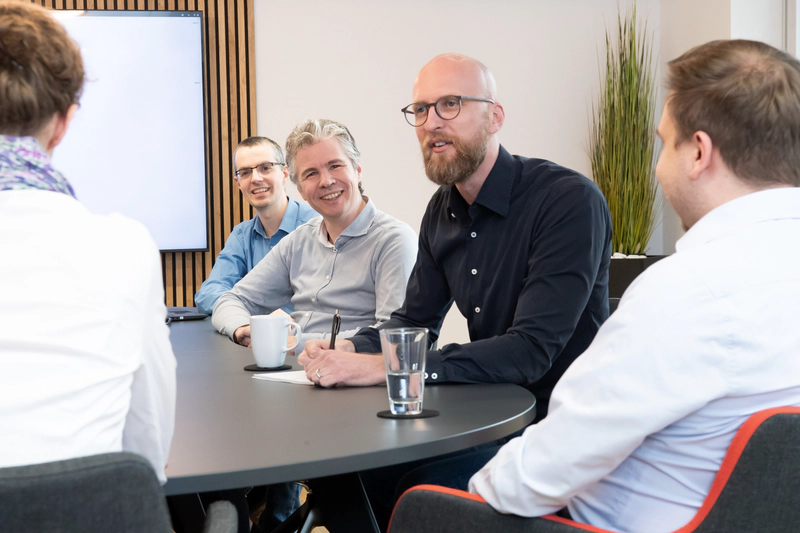 Mitarbeitende bei einer Besprechung im Konferenzraum