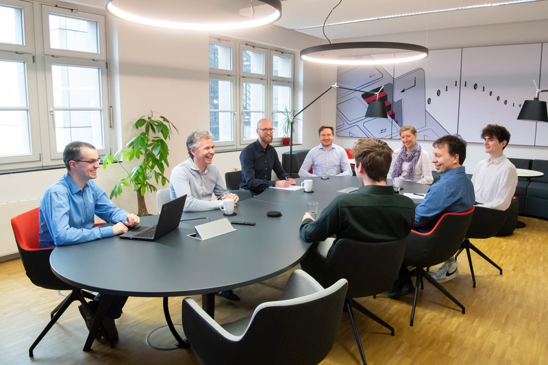 Mitarbeitende bei einer Besprechung im Konferenzraum