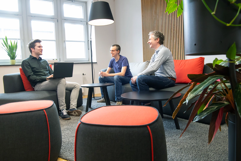 Mitarbeitende bei einer Diskussion in der Küche